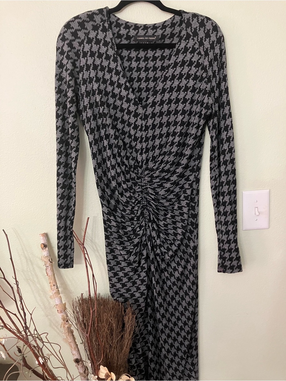 Isabel de Pedro gray black pattern midi dress fitted with stretch